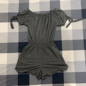 A gray romper perfect for the summer :)